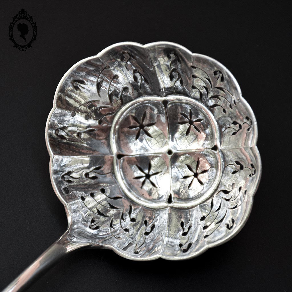 Cuillère à sucre saupoudreuse ou couvert ajouré en métal argent Christofle