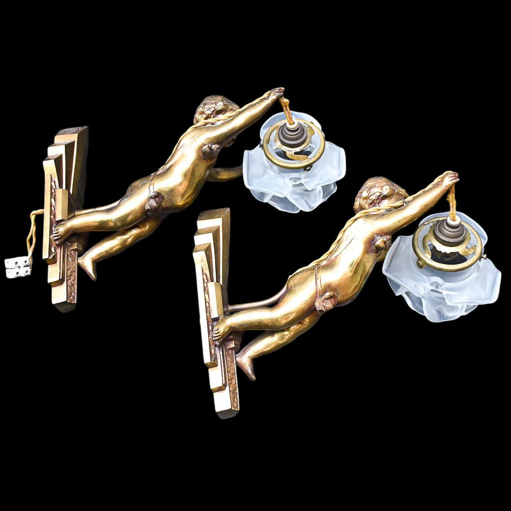 Deux appliques murales à 1 lampe ange chérubin bronze doré et pâte de verre Art déco