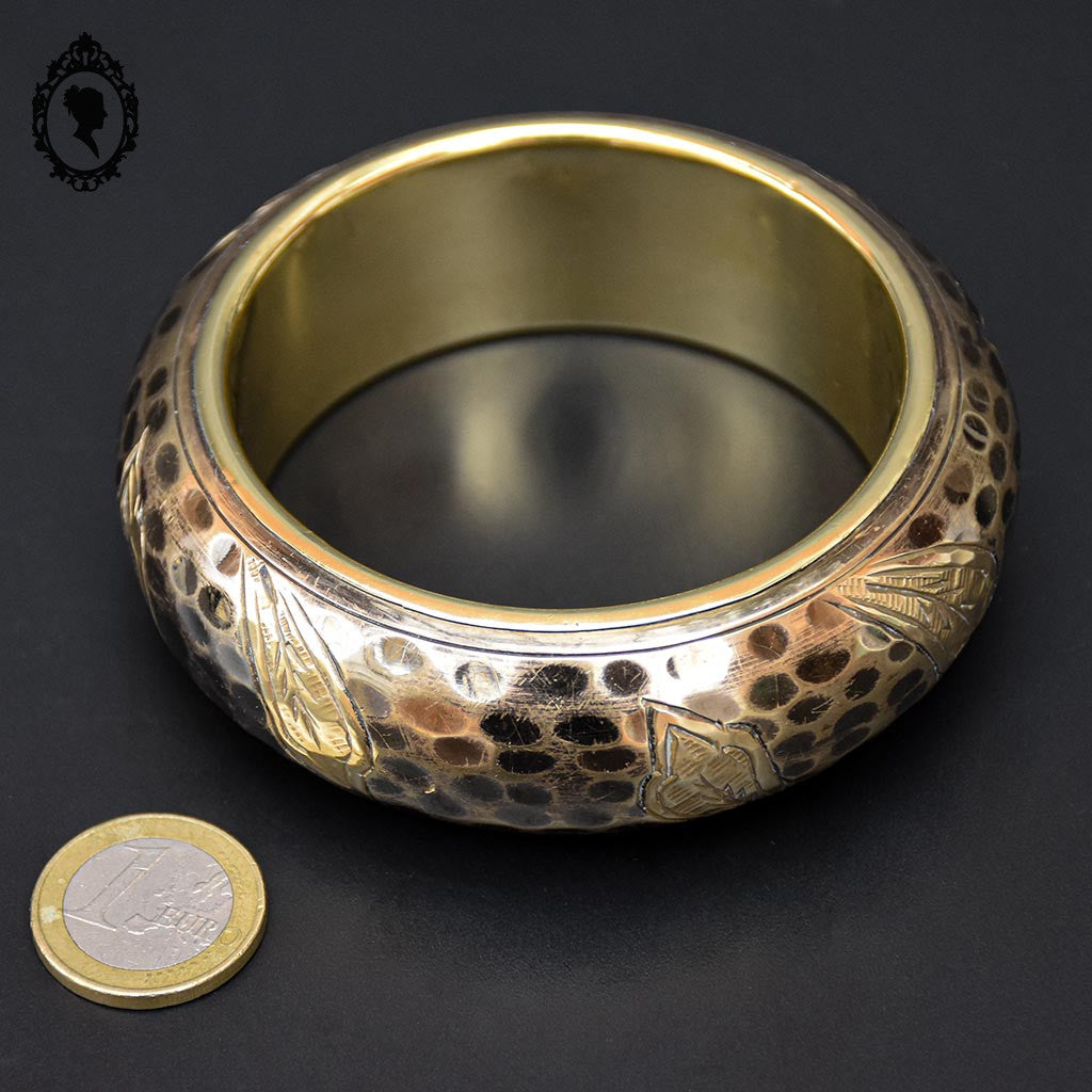 Gros bracelet Indien jonc large bombé laiton doré marron martelé vintage