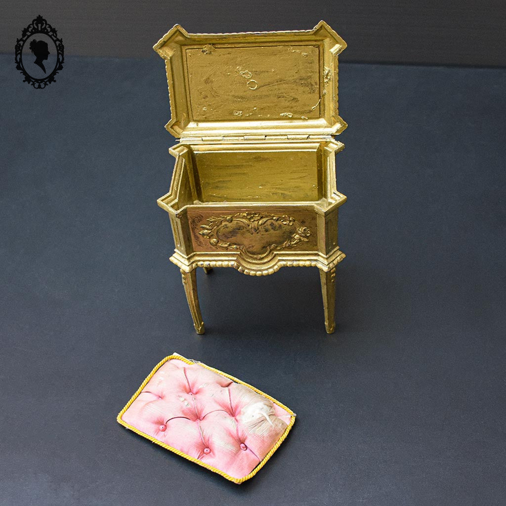 Jolie boite ou coffret à bijoux régule doré forme commode ancienne