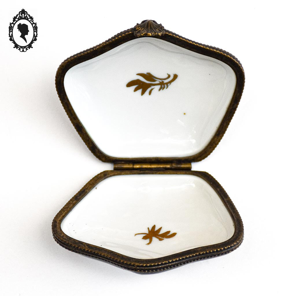 Pilulier boite romantique noir, or fleurie sur porcelaine blanche vintage signée