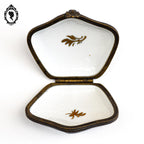 Pilulier boite romantique noir, or fleurie sur porcelaine blanche vintage signée