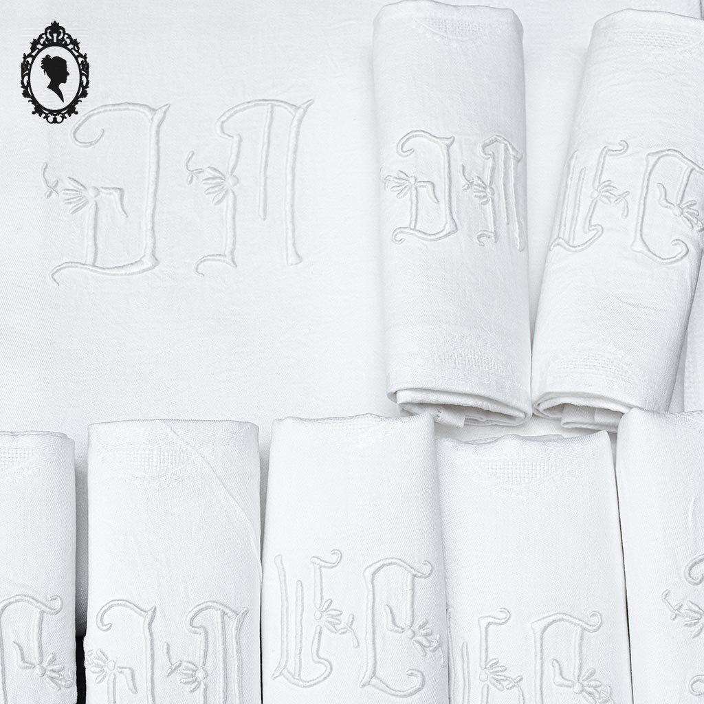 Service nappe et 12 serviettes de table anciennes damassées blanches monogramme JM ou WC