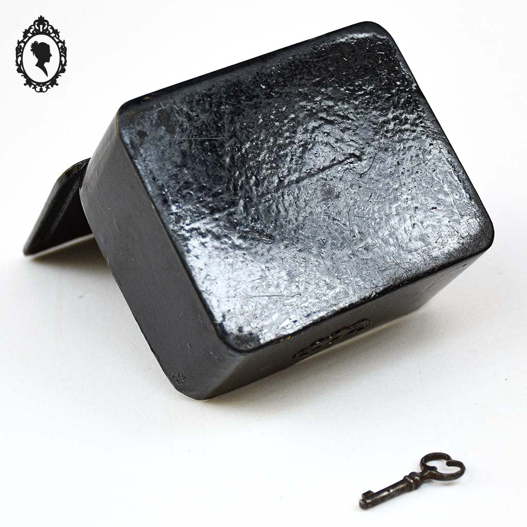 Tirelire boite souvenir de Lourdes ancienne en carton bouilli noir