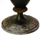 Paire de cassolettes décoratives à anses ornées et décors de putti, régule patine verte et dorée