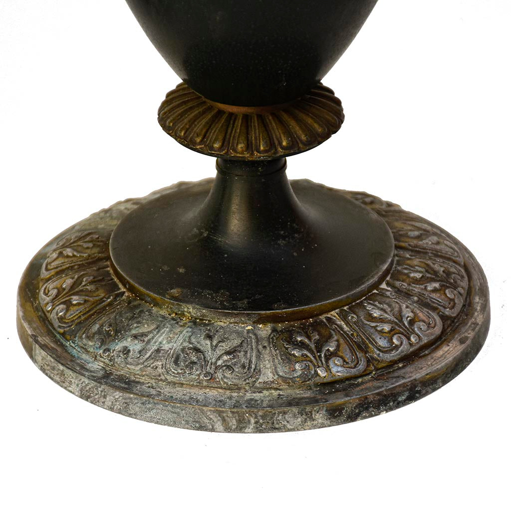 Paire de cassolettes décoratives à anses ornées et décors de putti, régule patine verte et dorée