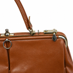 Sac à main vintage en cuir cognac à fermoir métallique et poches frontales