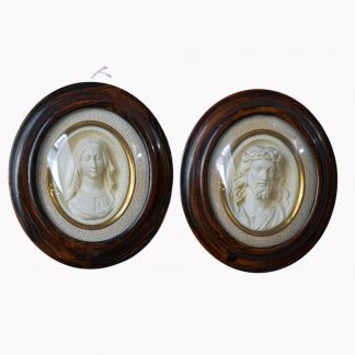 Cadre ovale, cadre ovale noir, cadre verre bombé, cadre Napoléon, brocante chic, cadre religieux, cadre christ, cadre Marie, décoration élégante, décoration napoléon, religieux Napoléon, vitre ovale, verre ovale bombé, cadre mural, cadre baroque, objet religieux, reliquaire, reliquaire Napoléon, calcaire pétrifié, reliquaire, reliquaire Napoléon 3, reliquaire calcaire, cadre médaillon, médaillon ovale,