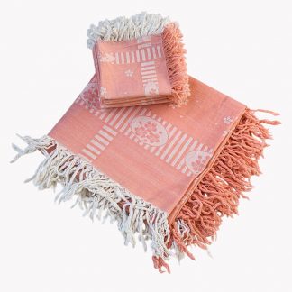 Service à thé, linge thé, ensemble thé, ensemble serviette nappe, serviette rose, nappe rose, serviette nappe vintage, serviette nappe damassées, ensemble petite serviette, linge vintage, linge ancien, linge damassé, service nappe et serviette, serviette saumon, ensemble table bucolique, ensemble table vintage, décoration campagne chic, romantique, décoration romantique, décoration bucolique, serviette fleuri, 12 serviettes, 12 serviettes nappe, serviette thé,