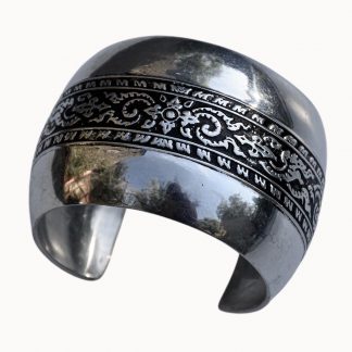 Bracelet, bracelet métal gris, bracelet jonc argenté, bracelet manchette, bracelet manchette argenté, bracelet, bracelet motif noir, bracelet ethnique, bracelet argenté, bracelet épais, bracelet large, bracelet bombé, bracelet large, gros bracelet, bracelet bombé, gros bracelet, gros bracelet vintage, gros bracelet jonc, gros bijoux, gros bracelet bombé, bijou vintage, idée cadeau,